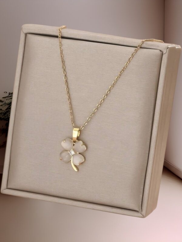 Collier pendentif fleur Blanc