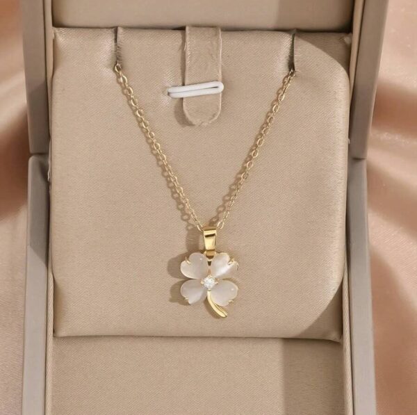 Collier pendentif fleur Blanc