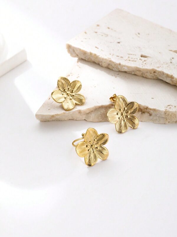 Bracelet et boucles d'oreilles assortis