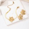 Bracelet et boucles d'oreilles assortis