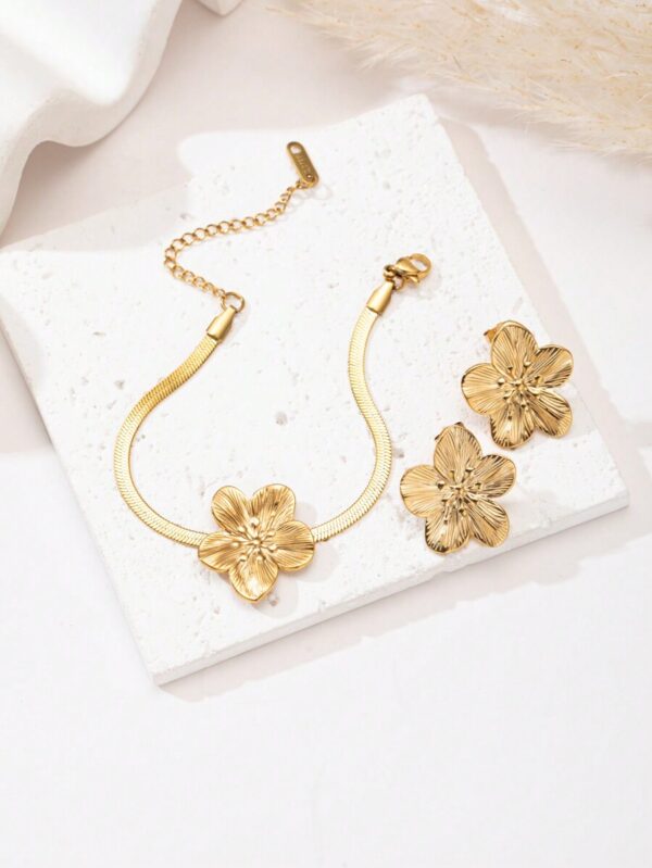 Bracelet et boucles d'oreilles assortis